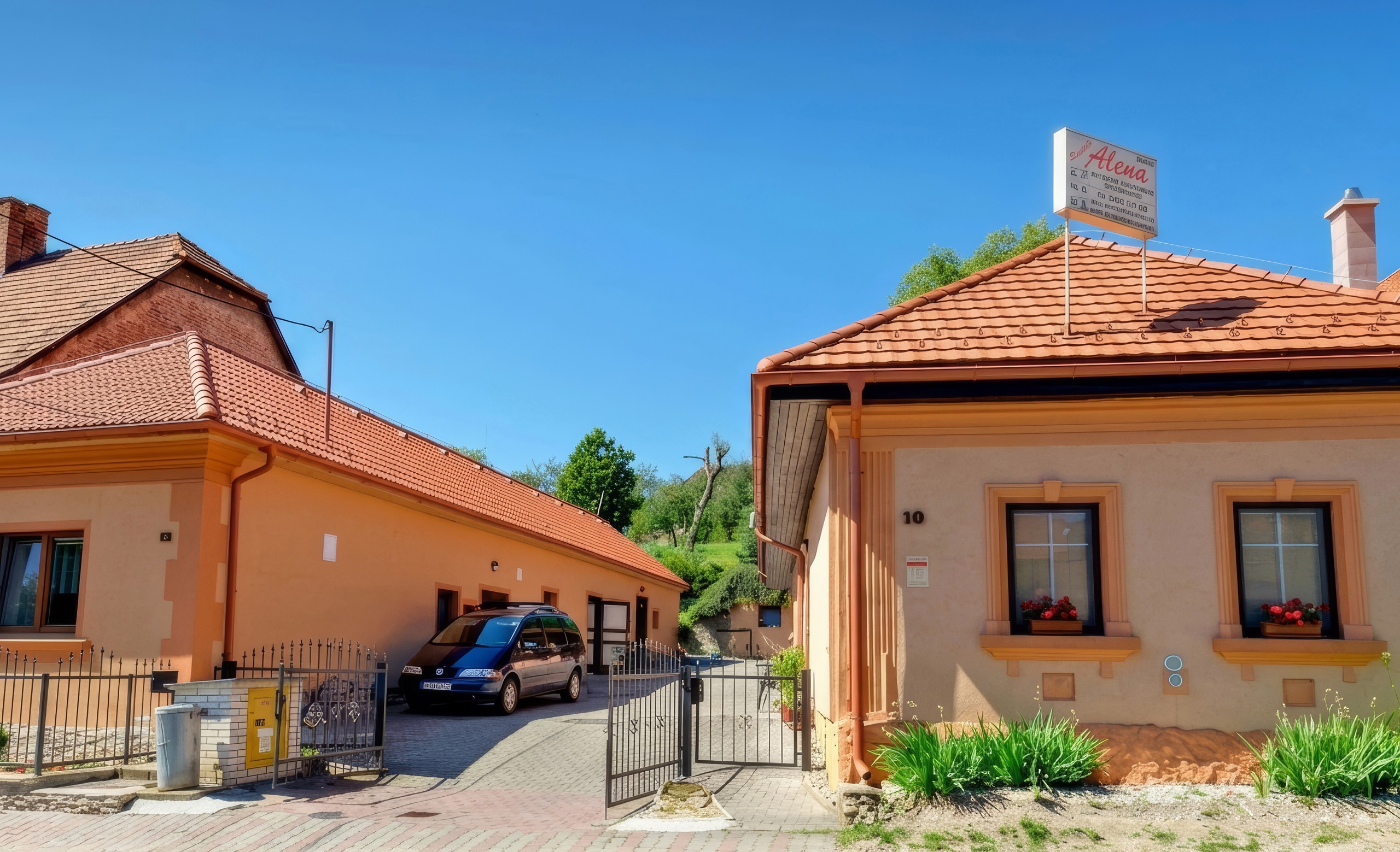 Penzión Alena — pohľad z ulice na oba domčeky a vstupnú bránu